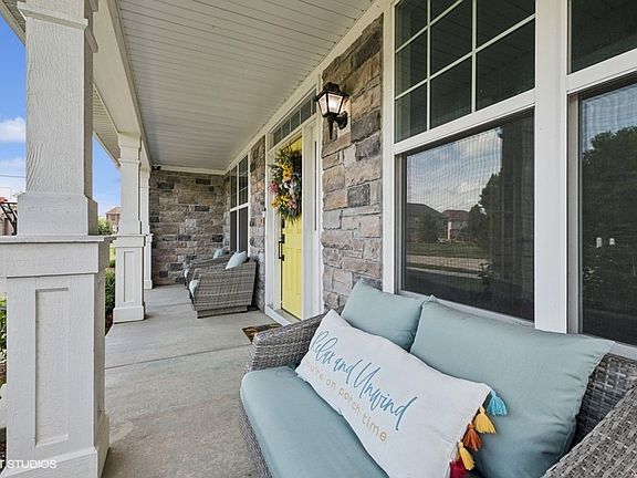3rd image of 26930 Thornwood Blvd