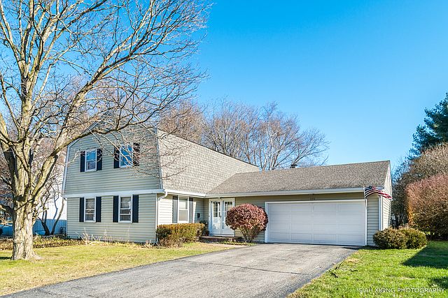 1st image of 572 Carriage Dr