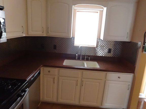 Dbl sink, tiled backsplash