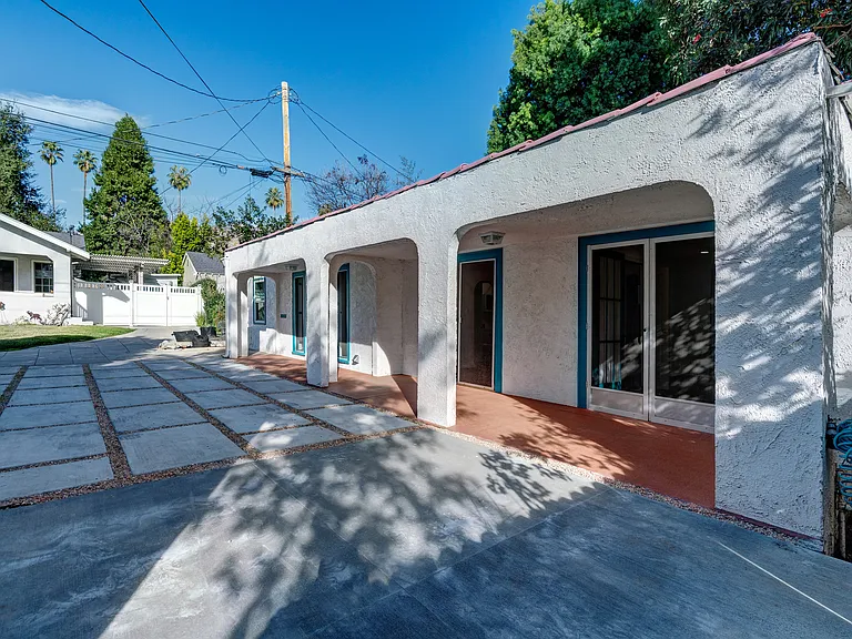 1476 N Wilson Ave — Photo 5