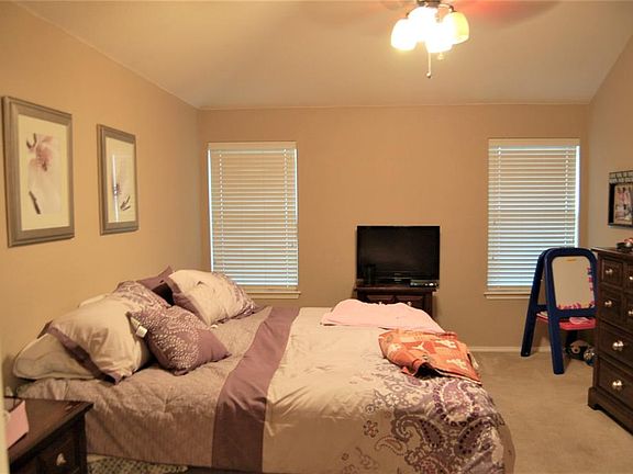 3rd image of 2512 Emerald Ln
