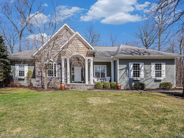 629 Creekside Ct, Oxford, MI 48371