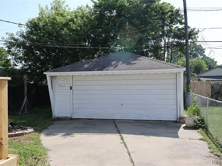 27226 Lawnwood St — Photo 16