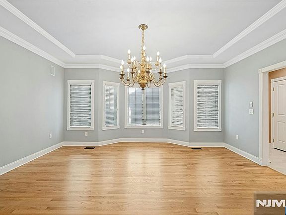 5th image of 205 Bearwoods Road