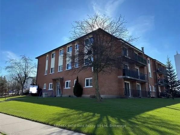 15 Mowat Blvd #4, Kitchener, ON N2E 1J1