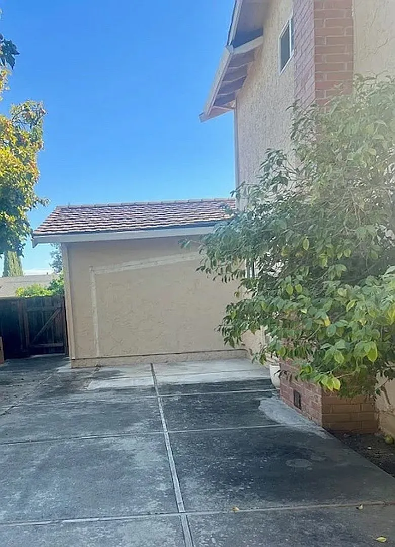 Spacious family home, great Waverley Park location, Easy commute location! — Photo 2