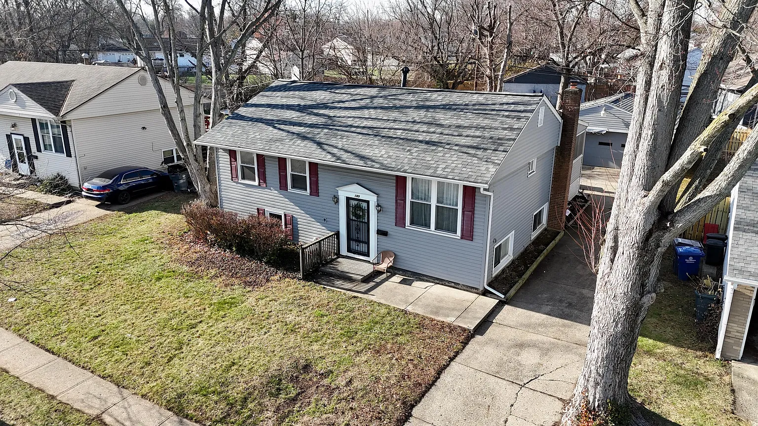 189 Empire Dr photo 1