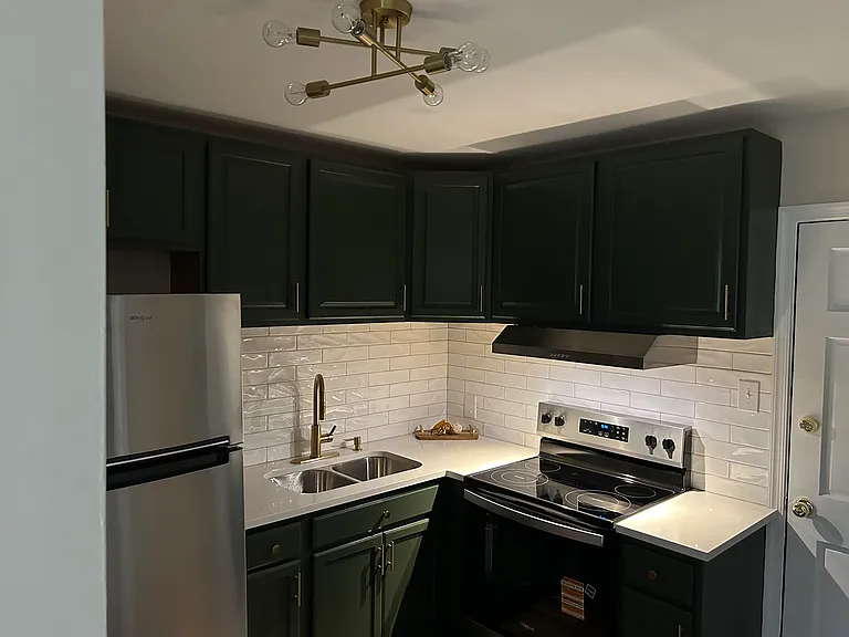 Newly Renovated Kitchen
New Tile Backsplash
Faucets and Light Fixtures
New Oven/Stove and Refrigerator