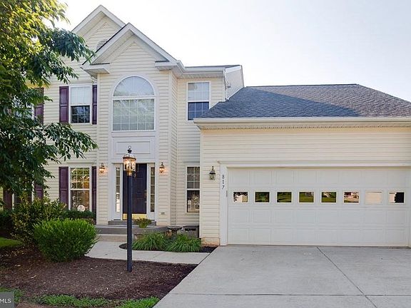 3rd image of 817 Lakeland Ct