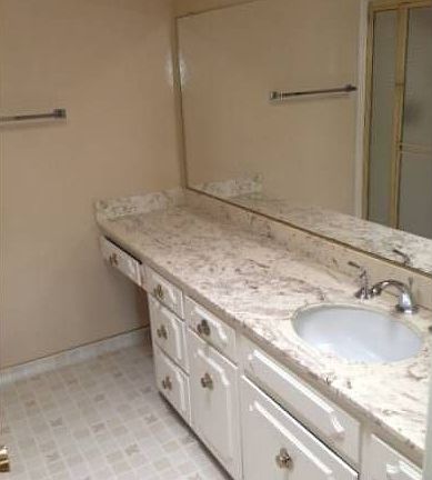 BATHROOM 1 COUNTER