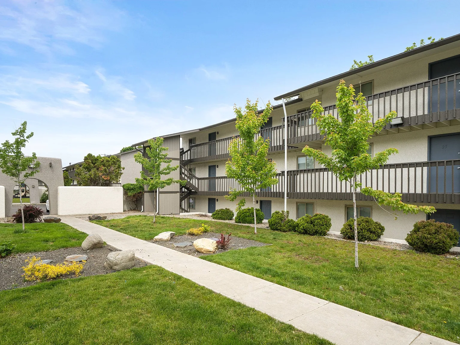 Serrano Apartments — Photo 2