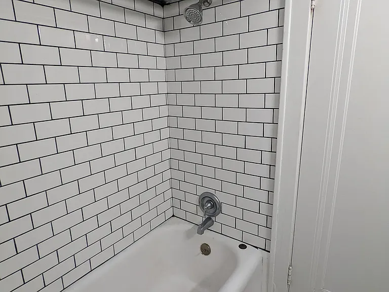 225 N Foster Ave — Photo 7
