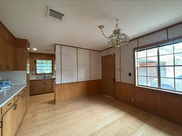 2102 Elmwood Dr — Photo 5