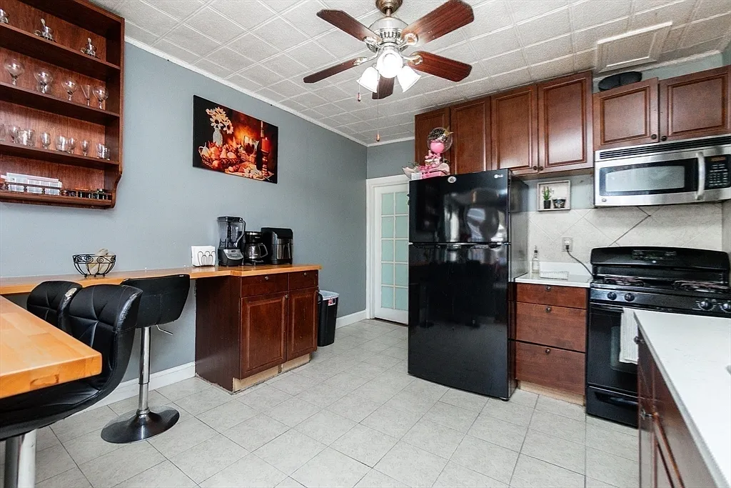 5 bed, 2025 sqft, $4,400 — Photo 2