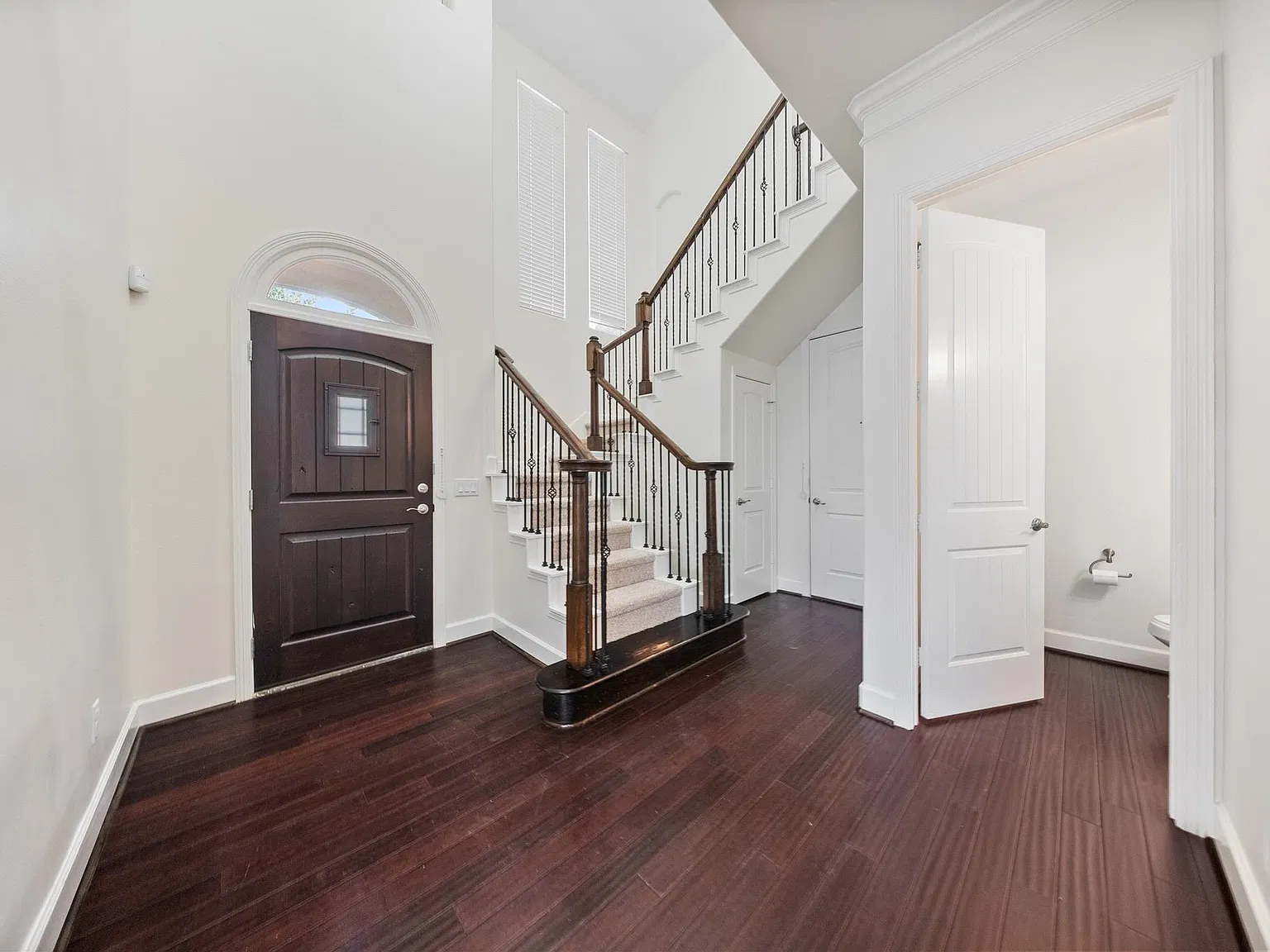 3 bed, 3.5 bath, 2604 sqft, $3,700 — Photo 3