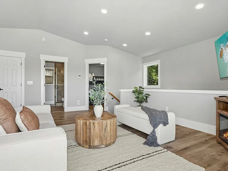 634 11th Ave — Photo 8
