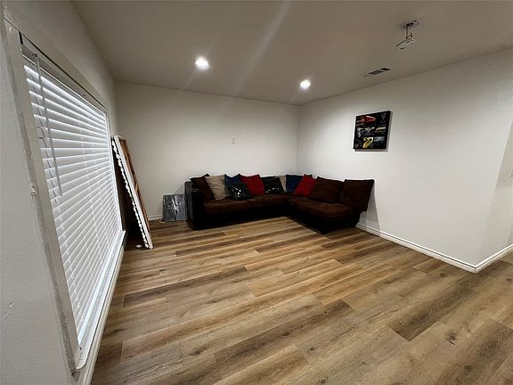 3rd image of 1410 Doyle Ave