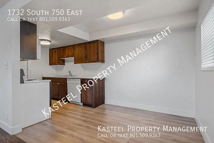 Large Updated 2 Bedroom with Central Air — Photo 4
