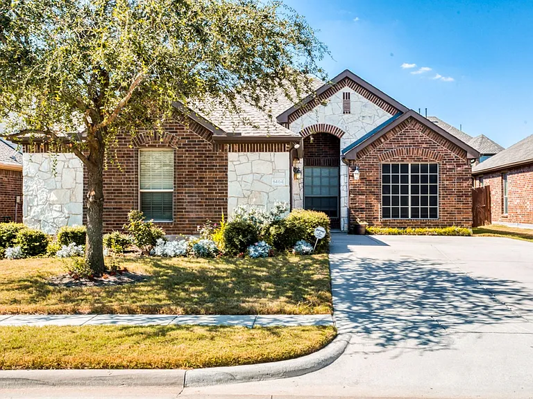 1404 Pillar Bluff Way — Photo 1