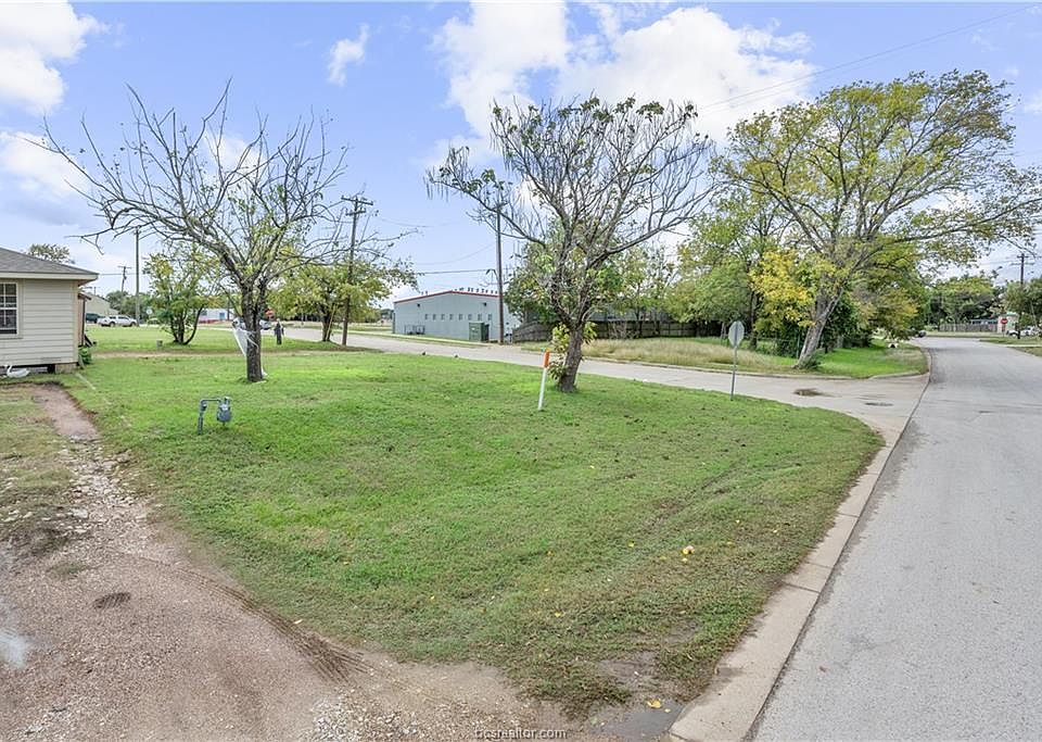 2nd image of 1415 Sandy Point Rd