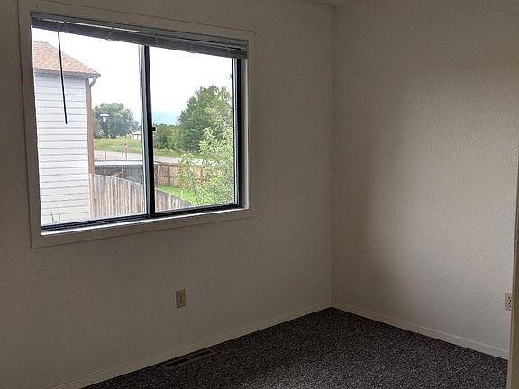 5th image of 135 Arrowwood Dr