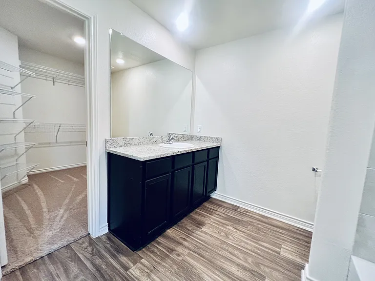 520 Locksley Cv — Photo 14