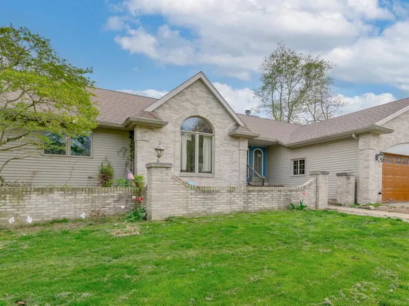 8 Heron Ct, Plainwell, MI 49080