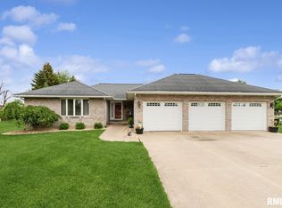 201 Maple Ln, Fulton, IL 61252