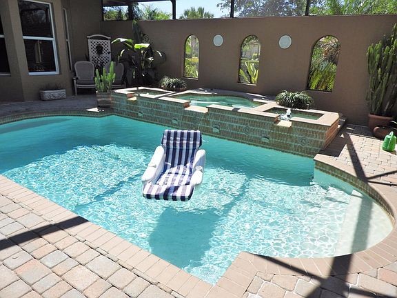 4th image of 805 SW Saint Julien Ct