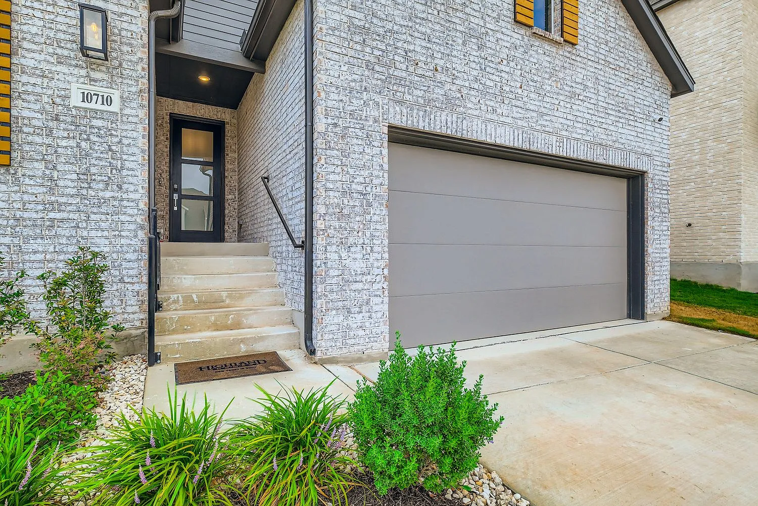 4 bed, 1973 sqft, $2,395 — Photo 4