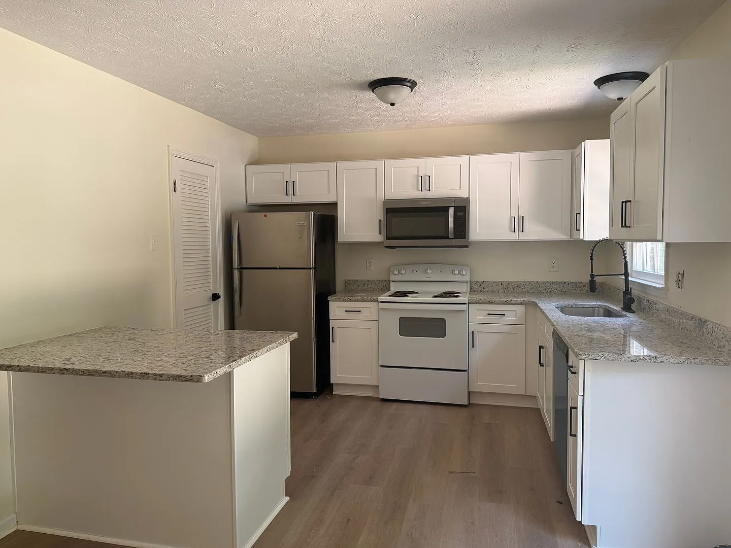 208 Highland Park Drive — Photo 2
