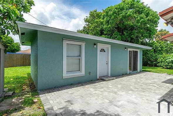 2831 N Seacrest Blvd #B