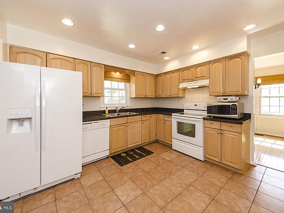 5th image of 13502 Gordon Ct
