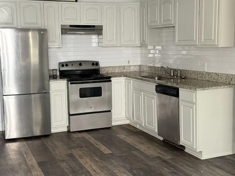 Awesome Three Bedroom One Bath Home - Downtown Charleston - Excellent Location! — Photo 7