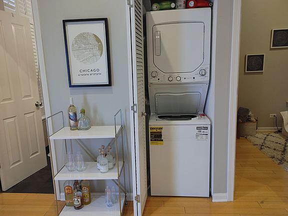3rd image of 1342 N Claremont Ave APT 3R