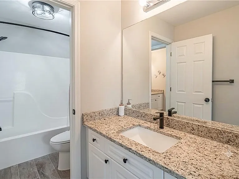 3913 Lost Oak Dr — Photo 16