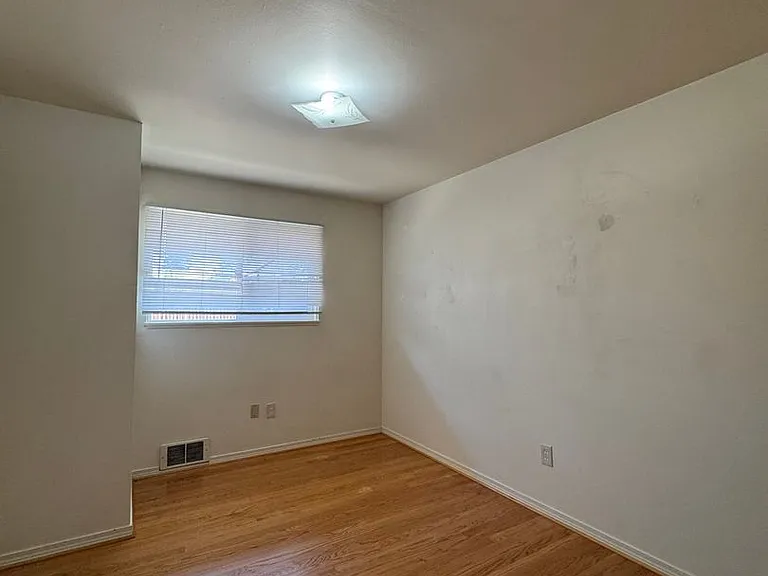 1100 N B St — Photo 10