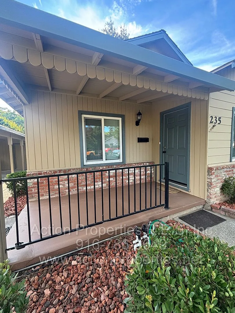 Action Properties R.E.S. Inc. Offering Central Roseville 3 Bedroom 2 Bathroom, New Paint, Gardner... — Photo 4