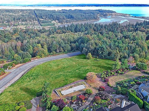 
                    1.3 Acres surrounded by high-end homes & breathtaking views.
                