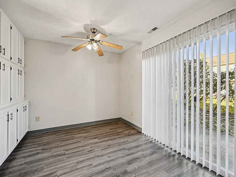 THE WILLOWS APARTMENT COMMUNITY — Photo 14