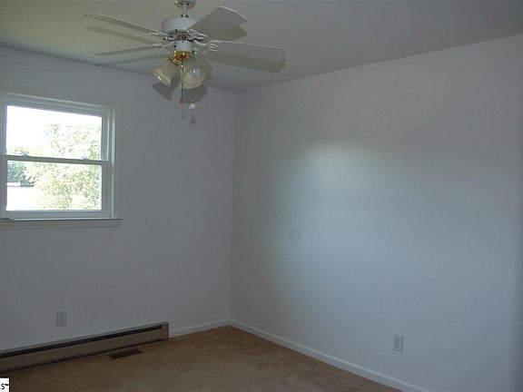 3rd image of 115 Southgate Cir
