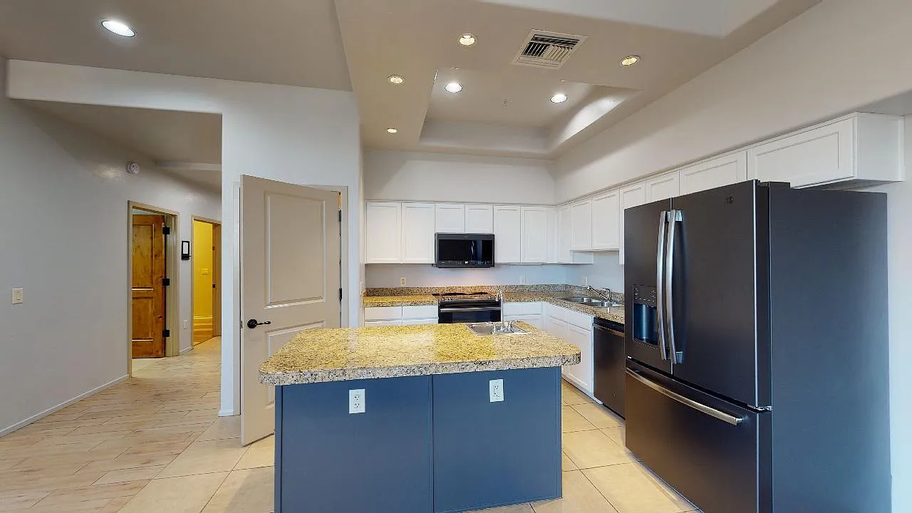 446 N Campbell Ave — Photo 1