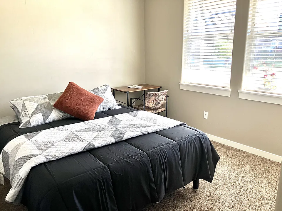 8107 S Topaz Ridge Ave
