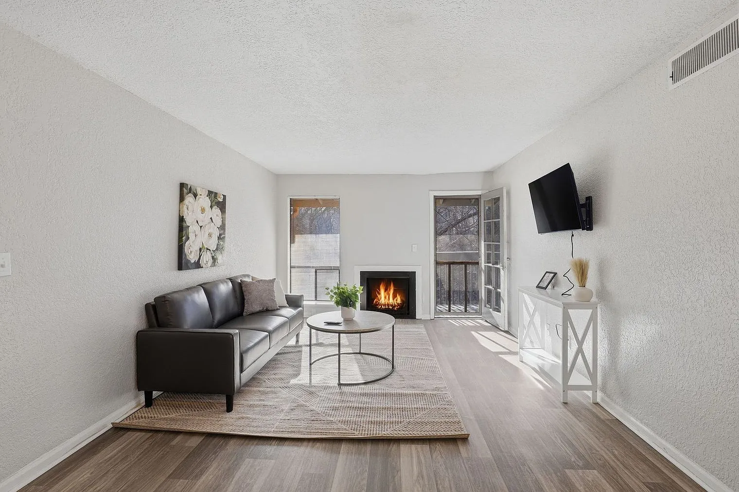 2 bed, 1.0 bath, 9913 sqft, $2,310 — Photo 3