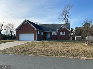 877 Reybold Dr, New Castle, DE 19720