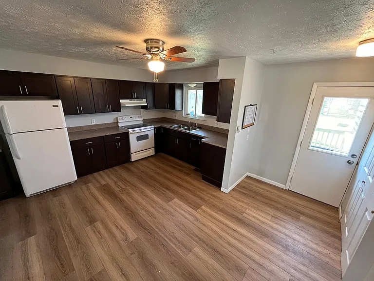 3224 Laurel Rd — Photo 2