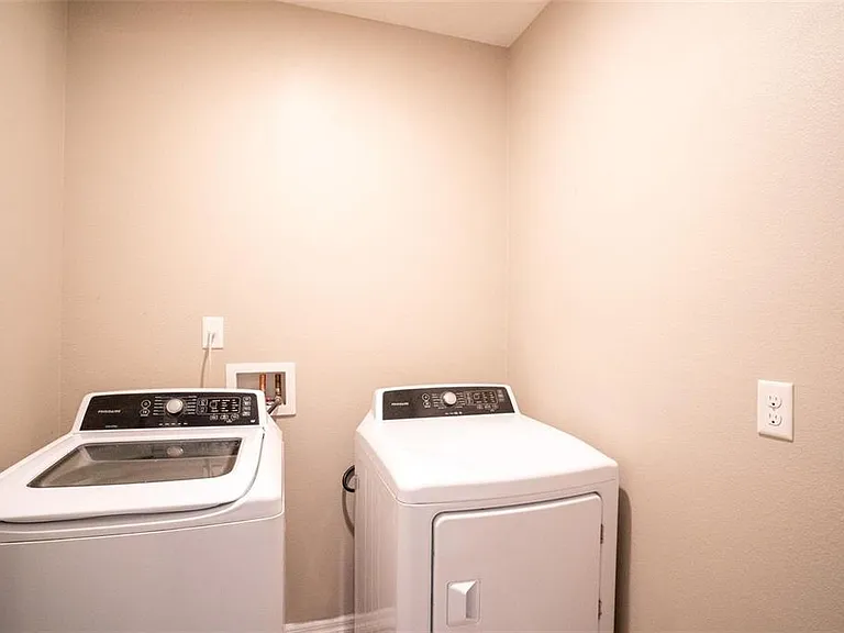 1865 Jackson Oaks Dr — Photo 14