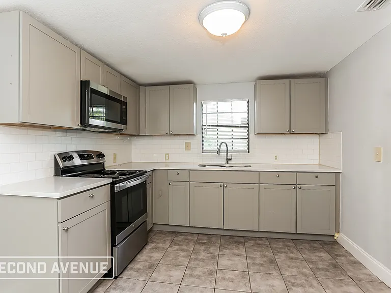 1619 Whitner St — Photo 4