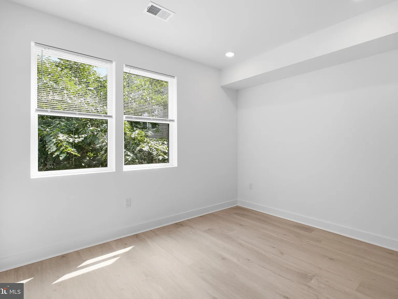 3 bed, $1,900 — Photo 2