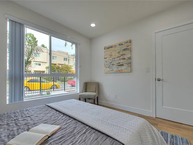 11722 Hamlin St — Photo 12